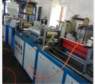 Chine Le PVC chauffent la puissance soufflée plate de moteur de la machine 5.5KW d'extrusion de film de tuyauterie de rétrécissement fournisseur