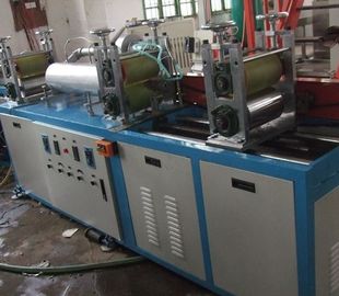Chine Machine de soufflement plate thermo-rétrécissable de tuyauterie de PVC (chauffage électrique de baril) (la coextrusion deux colorent l&#039;appareil d&#039;enveloppement) usine